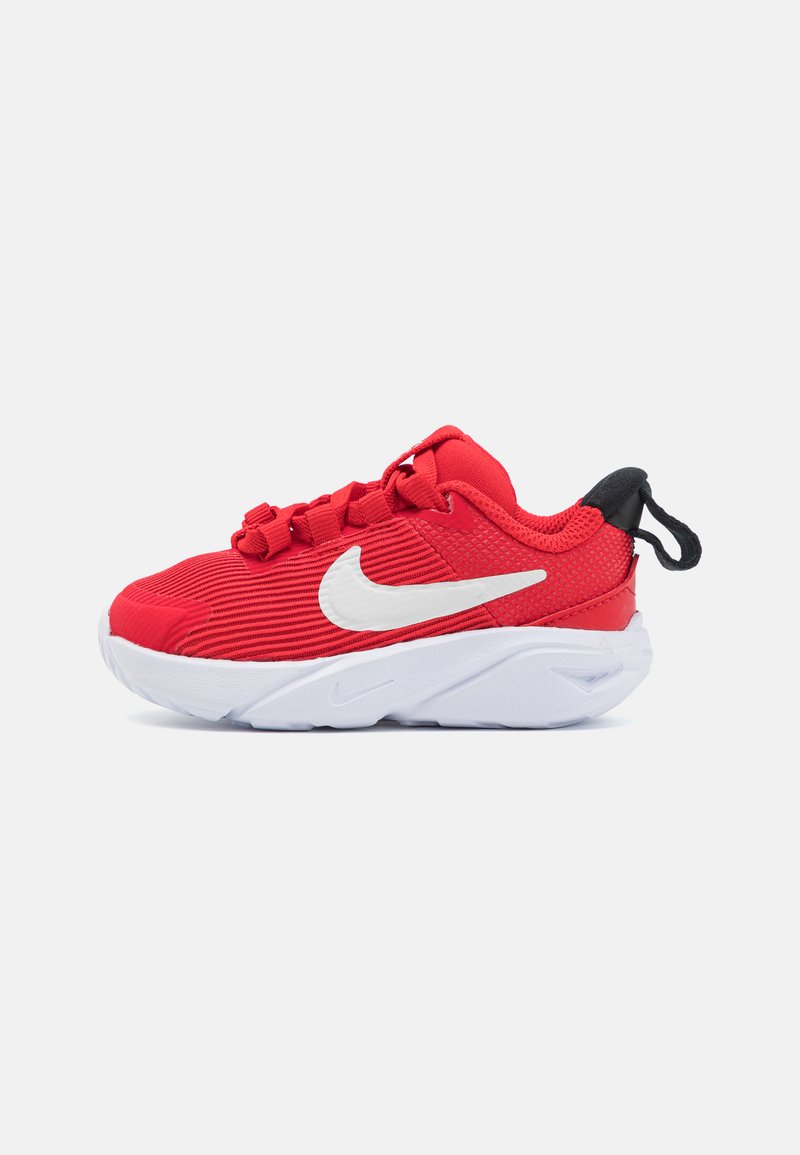 Piros sportcipő, textúrált hálós felsőrésszel, fehér swoosh logóval és fekete hátsó húzófüllel. Fehér talppal és rugalmas fűzőkkel rendelkezik.