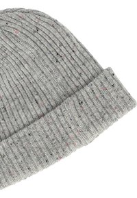 Grau gestrickte Mütze mit umgeschlagenem Saum, die im strukturierten Stoff mehrfarbige Sprenkel in Rot, Blau und Schwarz aufweist.