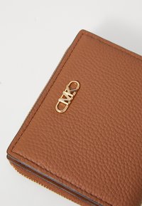 MICHAEL Michael Kors EMPIRE BIFOLD WALLET - Portafoglio - luggage