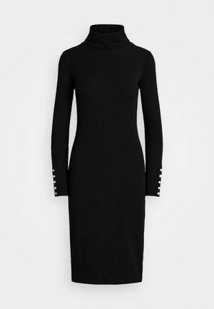 Robe midi noire à manches longues et col roulé, boutons dorés aux poignets, silhouette ajustée, présentée sur un fond clair uni.