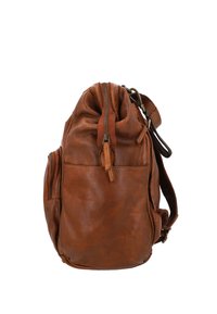 Rudos odos kuprinė su apvalia forma, tekstūruotu paviršiumi, keliais užtrauktukais užsegamais kišenėmis ir reguliuojama petneša. Priekinėje kišenėje matomos siūlės.