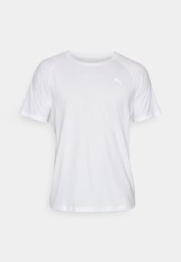 Camiseta atlética blanca de manga corta con una textura suave. Presenta un escote redondo y un pequeño logo en un tono claro en el lado izquierdo del pecho.