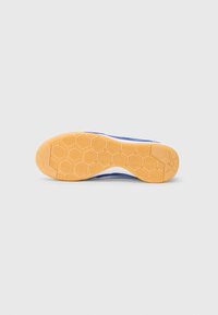 Blauer Sportschuh mit einer strukturierten Gummisohle mit Wabenmuster, kombiniert mit einer weißen Zwischensohle und orangefarbenen Akzenten.