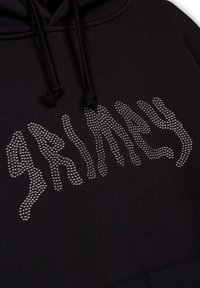Sudadera negra hecha de un tejido suave con letras de strass texturizadas que dicen "GRIMY". Incluye capucha con cordón y bolsillo canguro.