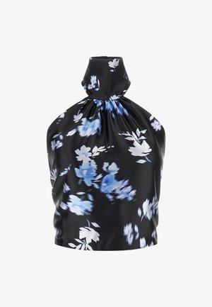 Haut noir à fleurs avec un col montant, présentant des motifs de fleurs bleues et blanches, en tissu doux, avec un design plissé et un détail de col froncé.