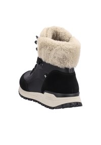 Czarne zimowe botki z futrzanym kołnierzem, wykonane z materiałów skórzanych i zamszowych, z teksturowaną gumową podeszwą oraz akcentującym sznurowaniem.