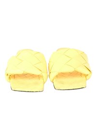 Paire de sandales en cuir tissé jaune avec bouts carrés, vues de face sur fond blanc.