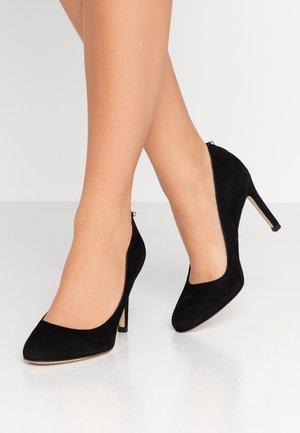 Czarne zamszowe szpilki z okrągłym przodem i smukłym obcasem. Projekt posiada nisko wycięty przód i subtelne złote akcenty.