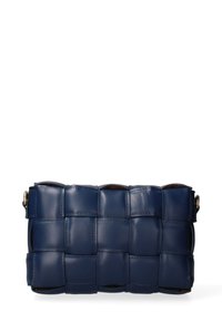 Borsa in pelle blu navy caratterizzata da una texture intrecciata, forma rettangolare e una semplice attacco per la tracolla. Finitura liscia e cucitura uniforme visibile.