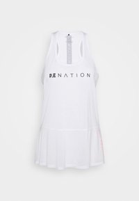 Haut de sport blanc sans manches avec un design dos nageur et le logo "P.E NATION" imprimé en noir sur la poitrine.