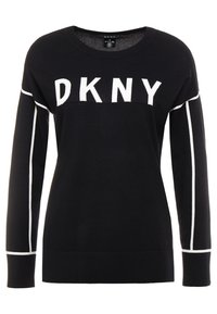 Schwarzer Pullover aus Strickstoff mit weißem DKNY-Schriftzug über der Brust. Lange Ärmel mit kontrastierenden weißen Streifen entlang der Seiten.
