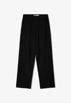 Fekete, bő szárú nadrág texturált anyagból, pleátolt elejével és oldalsó zsebeivel. Kényelmes, rugalmas derékkal rendelkezik.