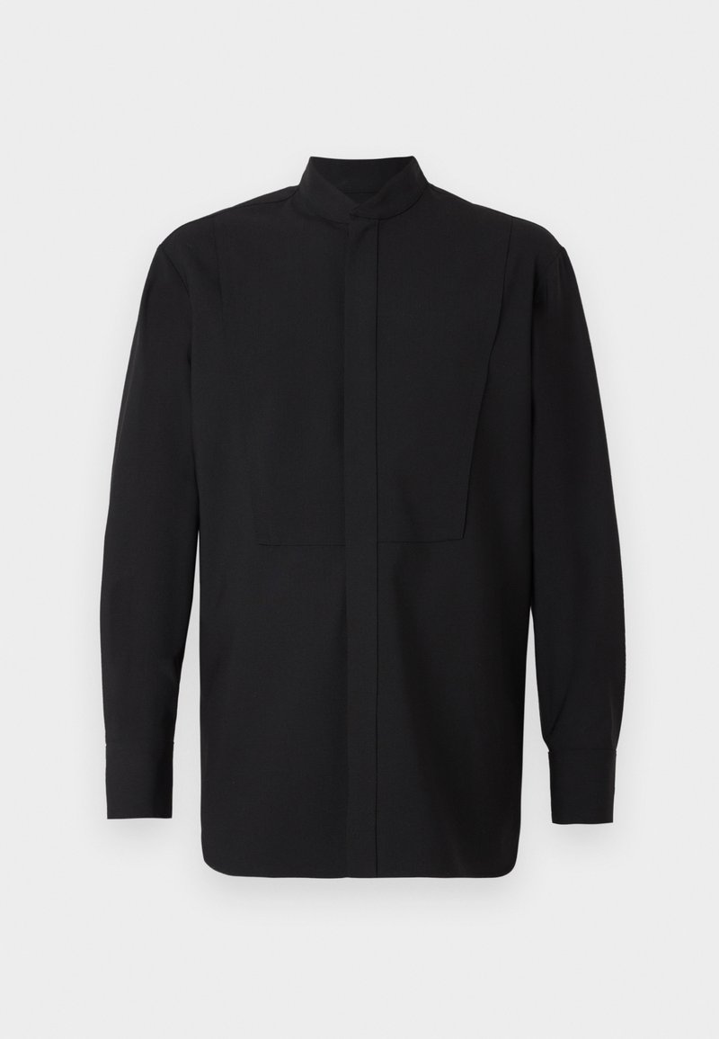 Schwarzes Langarmshirt mit hohem Kragen, geradem Schnitt und minimalistischem Design. Der Stoff wirkt glatt und strukturiert.