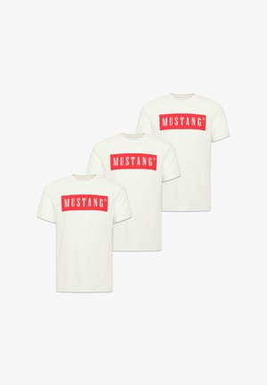 Drei weiße Baumwoll-T-Shirts mit einem großen roten Rechteck auf der Vorderseite, darin mittig das Wort "MUSTANG" in weißer Schrift.