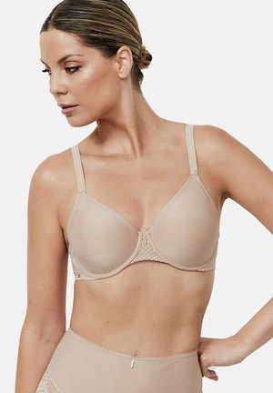 Soutien-gorge beige en tissu lisse, avec une bordure en dentelle le long des bonnets, des bretelles réglables et un fermoir décoratif à l'avant ; associé à un ensemble de culottes assorties.