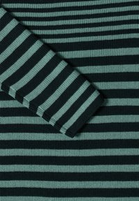 Maglietta a maniche lunghe a righe con righe alternate blu navy e verde teal, tessuto a maglia testurizzato, colletto rotondo e maniche aderenti.