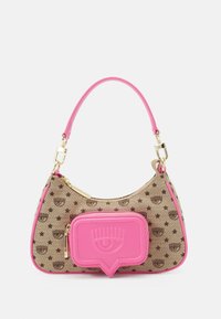 Hnědá látková kabelka s růžovým ramenním popruhem, výraznou růžovou nášivkou s motivem oka, zlatým kováním a hvězdnými vzory na těle kabelky.