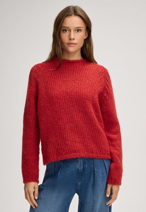 Roter Strickpullover mit strukturiertem Oberflächen, Rundhalsausschnitt und langen Ärmeln. Leicht verkürzte Passform mit einer lockeren Silhouette.