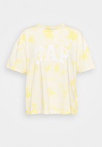 Kurzarm-T-Shirt mit gelbem Batikmuster und weißem "GAP"-Logo auf der Vorderseite, Rundhalsausschnitt, auf einem schlichten Hintergrund präsentiert.