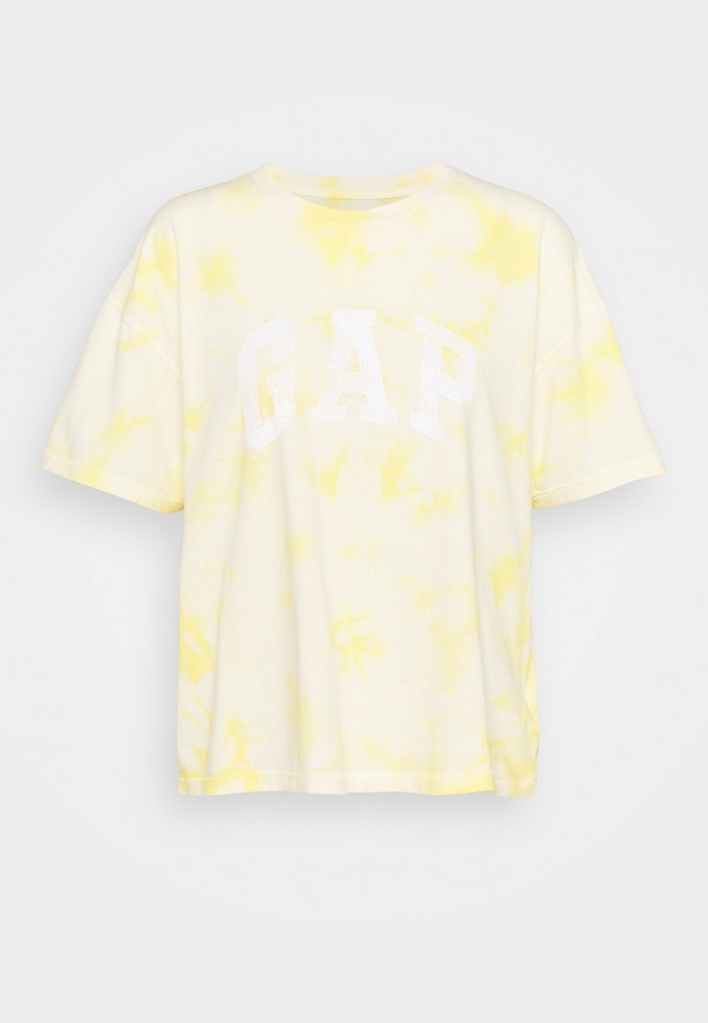 Kurzarm-T-Shirt mit gelbem Batikmuster und weißem "GAP"-Logo auf der Vorderseite, Rundhalsausschnitt, auf einem schlichten Hintergrund präsentiert.