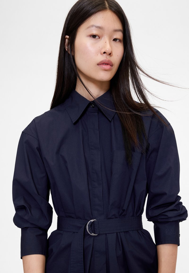 GAP GAPSTUDIO POPLIN BELTED MAXI SHIRTDRESS - Shirt dress - navy uniform/dark-blue denim - Zalando GAP GAPSTUDIO POPLIN BELTED MAXI SHIRTDRESS - Shirt dress - navy uniform/dark-blue denim - Zalando