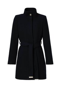 Manteau en mélange de laine bleu marine avec un col haut, des manches longues et une taille ceinturée. Il présente un design élégant et minimaliste, avec un petit accent métallique.