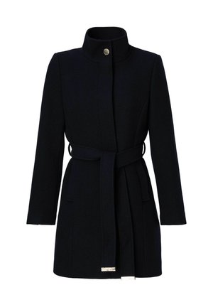 Manteau en mélange de laine bleu marine avec un col haut, des manches longues et une taille ceinturée. Il présente un design élégant et minimaliste, avec un petit accent métallique.