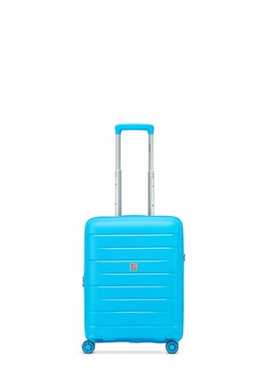 Hartschalen-Trolley in leuchtendem Blau. Verfügt über eine glatte, strukturierte Oberfläche mit horizontalen Linien, einem Teleskopgriff und vier Rädern.