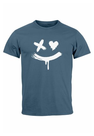 Blaues Baumwoll-T-Shirt mit einem weißen, gemalten Smiley-Gesicht-Design, das ein Herz und ein Kreuz zeigt, mit einem abgenutzten Look.