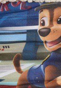 Tessuto a tema personaggio con un cane dei cartoni animati in uniforme blu, con pelo marrone, volto espressivo e un design di sfondo dettagliato.