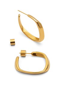 Pendientes de aro cuadrados en tono dorado con bordes redondeados, que cuentan con respaldos de poste y tapones cilíndricos para pendientes sobre un fondo blanco.