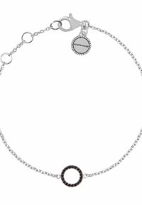 Pulsera de cadena de plata con un colgante circular, incrustado con piedras negras, asegurada con un cierre de langosta e incluye un charm de marca.