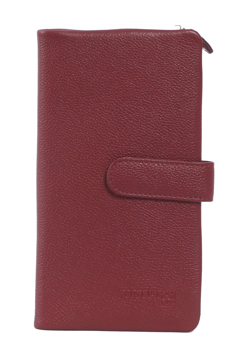 Burgundy läderplånbok med strukturerad yta, rektangulär form, enda knappstängning och präglad logotyp i nedre högra hörnet.