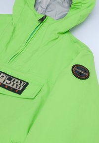 Giacca con cappuccio verde neon con zip frontale, dotata di una patch nera con logo e dettagli testurizzati sulle maniche e sulla tasca. Tessuto liscio.