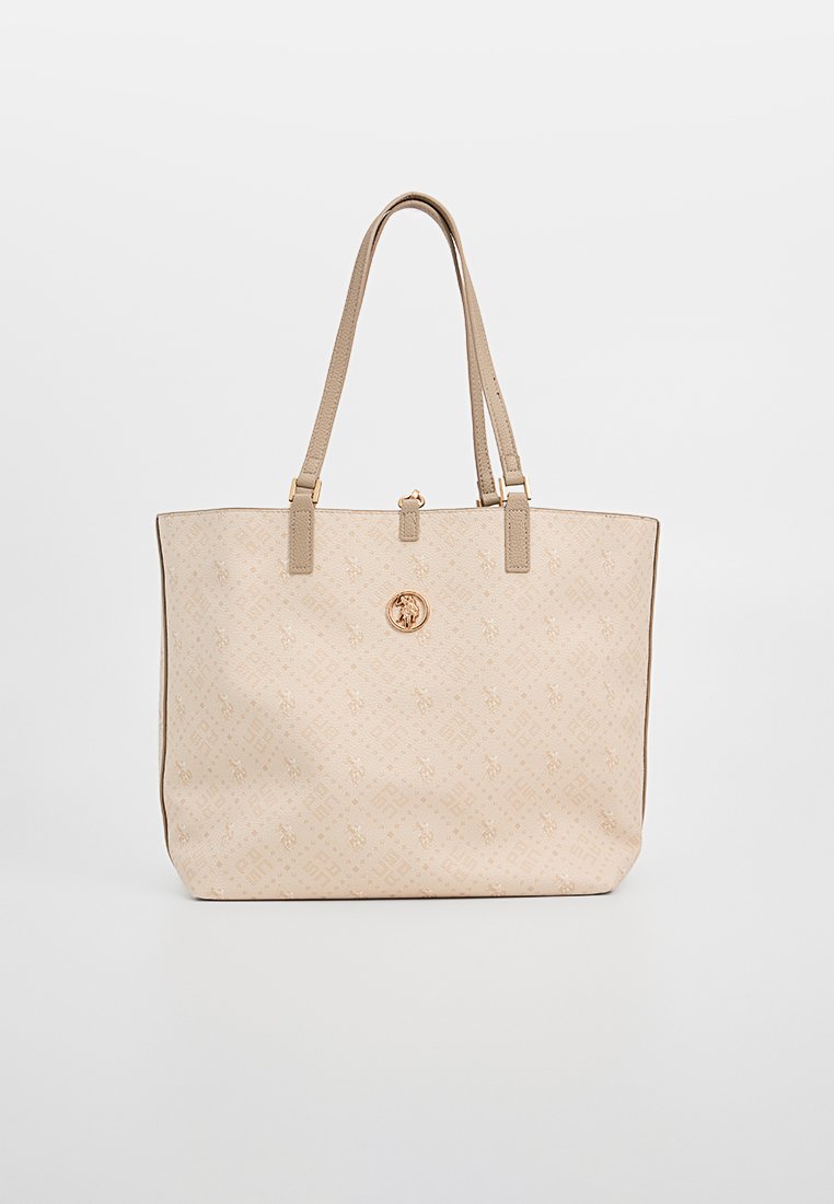 Sac fourre-tout beige avec un motif texturé, quincaillerie dorée et poignées doubles. Présente un détail de logo sur le devant et une forme rectangulaire spacieuse.