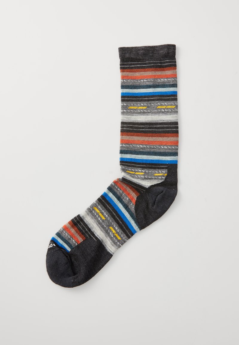 Mångfärgad strumpa med ränder i röd, blå, grå och svart, med gula detaljer och en mjuk, stickad textur.