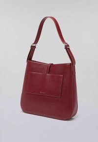 Borsa a spalla in pelle rossa con tasca frontale piatta, tracolla ampia, texture liscia e design minimalista. Presenta un logo in rilievo sottile.