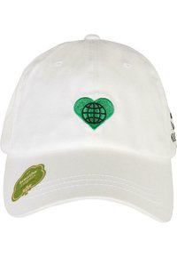 Hvid baseballcap med en grøn, hjerteformet globe broderi på fronten og et "Breathe Again" mærke på siden.