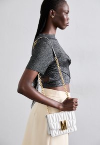 Nem kiválasztott, white