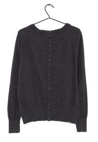Cardigan boutonné gris foncé avec des manches longues, des poignets et un ourlet côtelés, suspendu à un cintre noir.