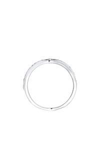 Anillo de plata con una banda suave y redondeada que presenta una superficie texturizada con grabados sutiles alrededor del borde exterior.