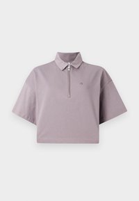 Zkrátené polo tričko vo svetlej levanduľovej farbe, vyrobené z mäkkej bavlny, s predným zipsom, krátkymi rukávmi a jemne vyšívaným logom.