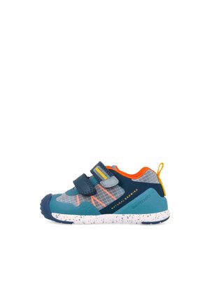 Sneaker per bambini con accenti turchese, blu navy e arancione, due strisce in velcro, suola bianca maculata e marchio "biomecanics" sul lato.