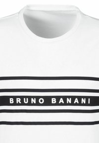 Weißes T-Shirt mit Rundhalsausschnitt, das auffällige schwarze horizontale Streifen und den aufgedruckten Text "BRUNO BANANI" in weißen Buchstaben zeigt.