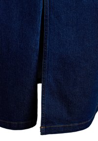 Jeans krilo v temno modri barvi, s ravnim krojem, bočnim razporkom in kontrastnim šivom ob robu. Mehka tekstura s klasičnim dizajnom.