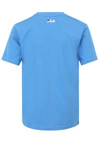 Blauwe T-shirt met korte mouwen van zacht materiaal. Heeft een ronde hals en een klein wit "Fila"-logo aan de achterkant, vlakbij de halslijn.