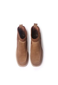 Stivaletti alla caviglia in suede marrone con colletto a coste, punta tonda e cuciture a contrasto. Presentano un pratico tassello per indossarli facilmente. Materiale superiore testurizzato.