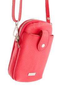 Rote Leder-Crossbody-Tasche mit strukturierter Oberfläche, Reißverschlussfach und Druckknopfverschluss. Mit abnehmbarem Tragegurt und metallischen Akzenten.