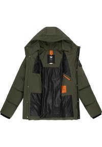 Chaqueta acolchada verde oliva con capucha, presenta un forro negro, etiquetas naranjas y múltiples bolsillos interiores, con cierre de botones y cremallera.