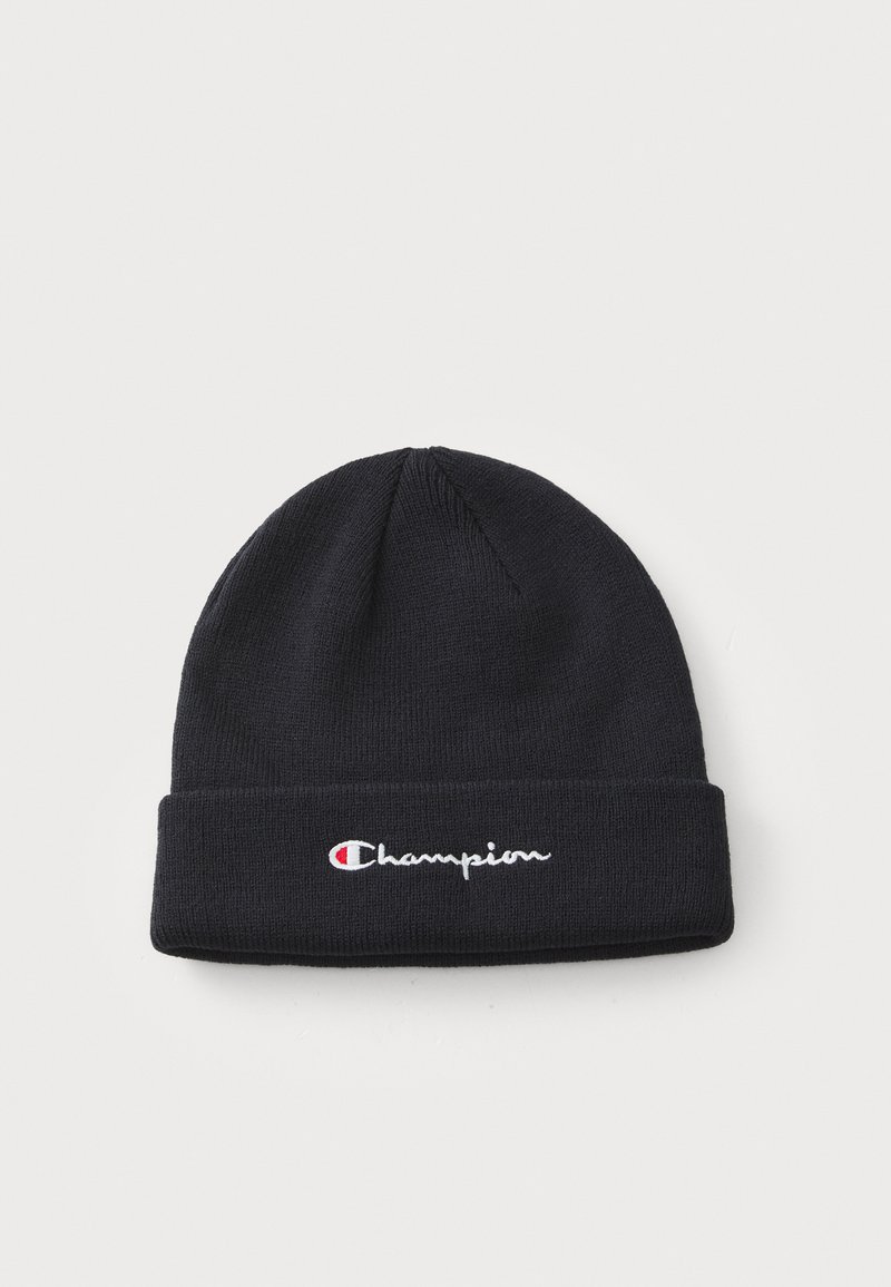 Gorro de punto negro con dobladillo, que presenta el logo en cursiva blanca "Champion" y un pequeño acento rojo en el diseño del logo.